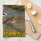 Mallard Ducks vliegen over de hond Theedoek (Quarter Fold)