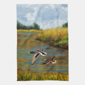 Mallard Ducks vliegen over de hond Theedoek (Verticaal)