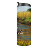 Mallard Ducks vliegen over de hond Thermosbeker (Geroteerd rechts)