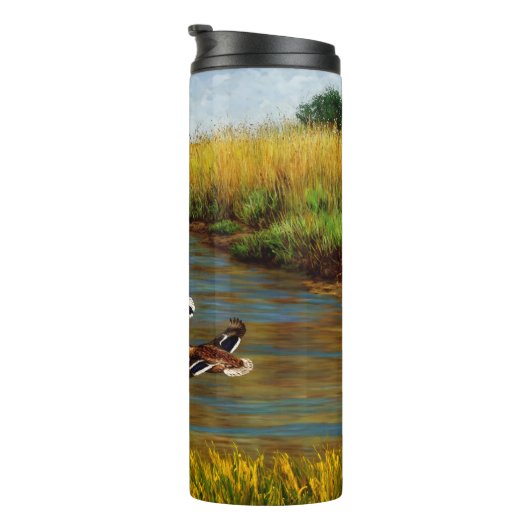 Mallard Ducks vliegen over de hond Thermosbeker (Geroteerd rechts)