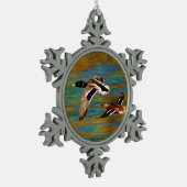 Mallard Ducks vliegen over de hond Tin Sneeuwvlok Ornament (Links)