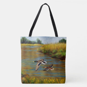 Mallard Ducks vliegen over de hond Tote Bag