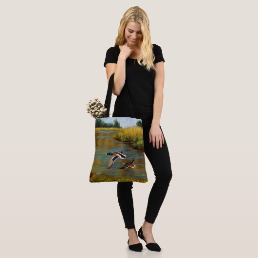 Mallard Ducks vliegen over de hond Tote Bag (Op model)