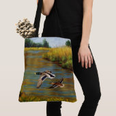 Mallard Ducks vliegen over de hond Tote Bag (Dichtbij)