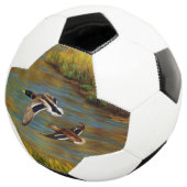 Mallard Ducks vliegen over de hond Voetbal (Drie kwart)