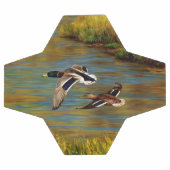 Mallard Ducks vliegen over de hond Voetbal (Enkel)