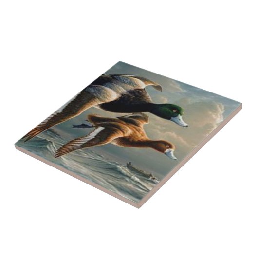 Mallard Ducks vliegen. Tegeltje (Zijkant)