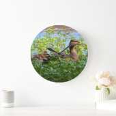 Mallard en Ducklings zwemmen door Shirley Taylor Grote Klok (Huis)