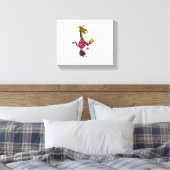 Malle Giraffe Doet Pickleball Canvas Afdruk (Insitu (Slaapkamer))