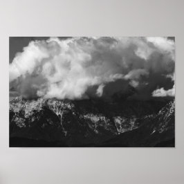 Malletberg onderaan wolken poster