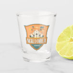 Mallorca Spanje Reizen Retro Badge Shot Glas<br><div class="desc">Mallorca retro reisontwerp in een embleemstijl met de Santa María-kathedraal. Mallorca (Mallorca) is een van de Balearen in het Middellandse Zeegebied.</div>