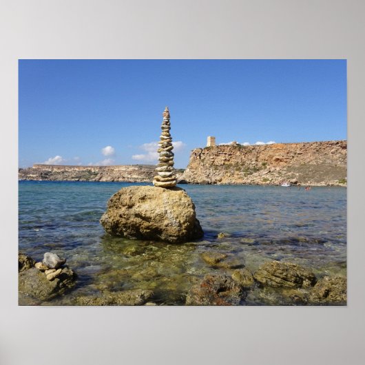 Malta Ghajn Tuffieha Bay Stone Cairn Poster (Voorkant)
