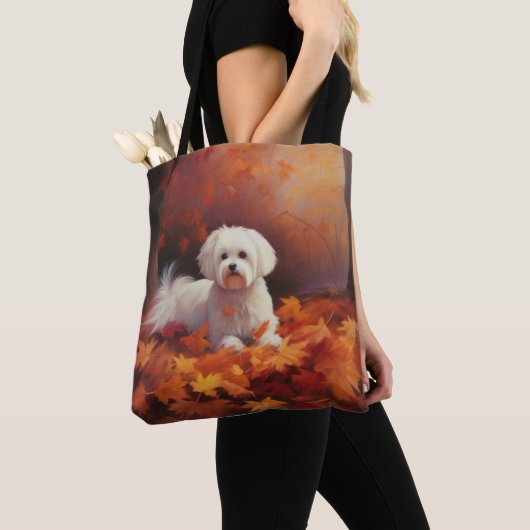 Maltees in de herfst laat Herfst inspireren Tote Bag (Dichtbij)