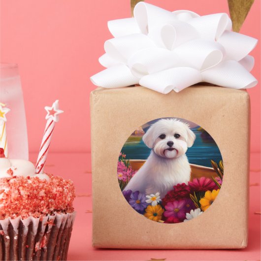 Maltees op een peddel: Een Schilderachtig avontuur Ronde Sticker (Feest)