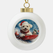 Maltese hond in slee laat het sneeuwen Kerstmis Keramische Bal Ornament (Voorkant)