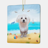 Maltese hond op strand keramisch ornament (Links)