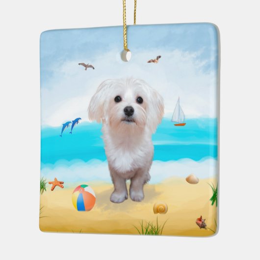 Maltese hond op strand keramisch ornament (Links)