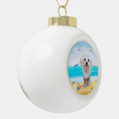 Maltese Hond op Strand Keramische Bal Ornament (Links)