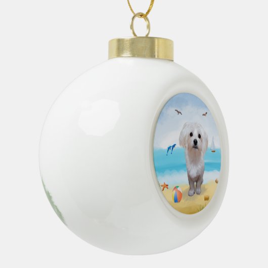 Maltese Hond op Strand Keramische Bal Ornament (Links)
