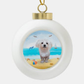 Maltese Hond op Strand Keramische Bal Ornament (Voorkant)