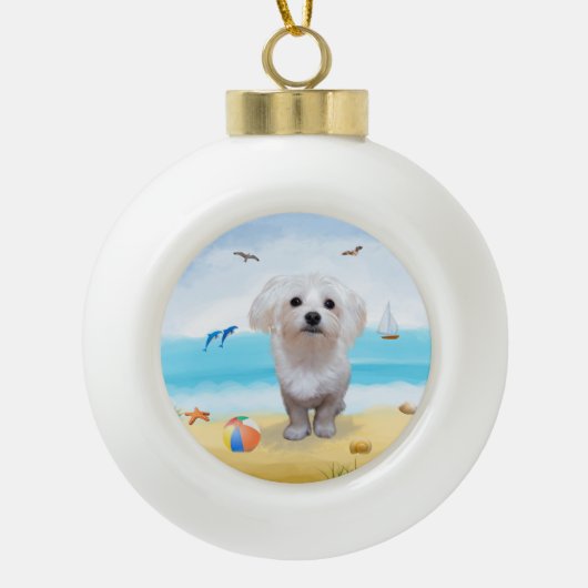 Maltese Hond op Strand Keramische Bal Ornament (Voorkant)