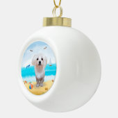 Maltese Hond op Strand Keramische Bal Ornament (Rechts)