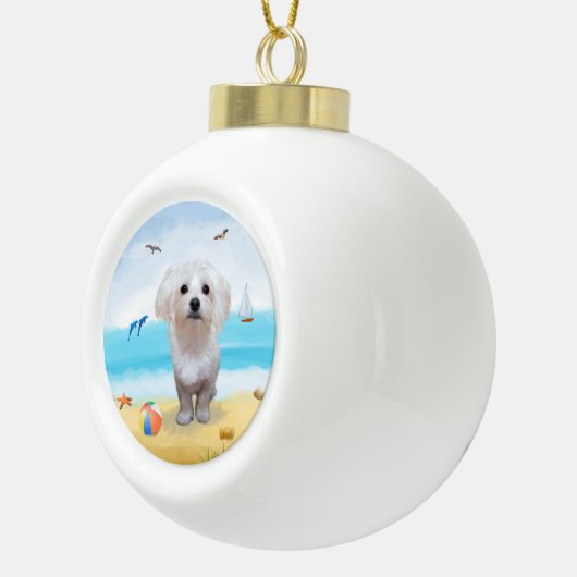 Maltese Hond op Strand Keramische Bal Ornament (Rechts)