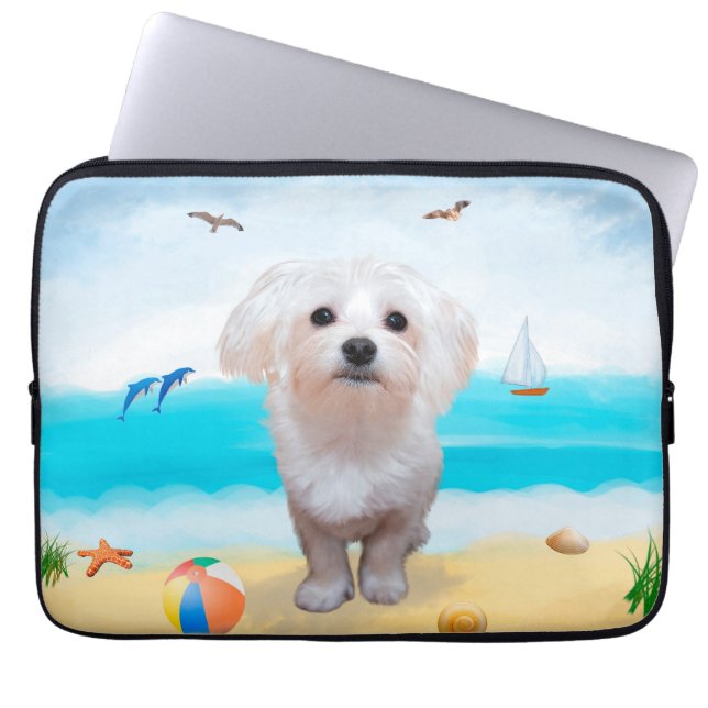 Maltese hond op strand laptop sleeve (Voorkant)