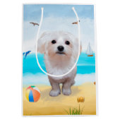 Maltese hond op strand medium cadeauzakje (Voorkant)
