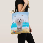 Maltese hond op strand tote bag (Dichtbij)