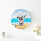 Maltezer hond op het strand grote klok (Huis)