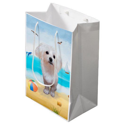 Maltezer hond op het strand medium cadeauzakje (Voorkant Gekanteld)