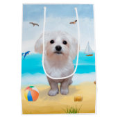 Maltezer hond op het strand medium cadeauzakje (Achterkant)
