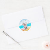 Maltezer hond op het strand ronde sticker (Envelop)
