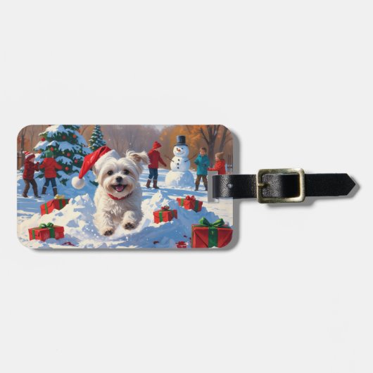 Maltezer hond rent in de sneeuw met kerstmuts bagagelabel (Voorkant horizontaal)