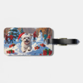 Maltezer hond rent in de sneeuw met kerstmuts bagagelabel (Achterkant horizontaal)