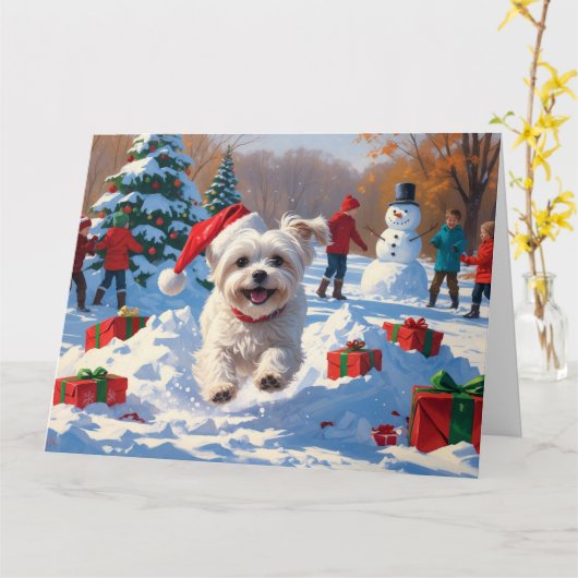 Maltezer hond rent in de sneeuw met kerstmuts kaart (Gele Bloem)