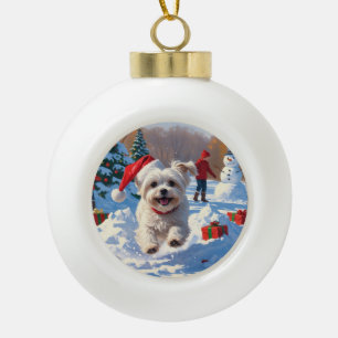 Maltezer hond rent in de sneeuw met kerstmuts keramische bal ornament