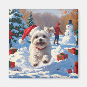 Maltezer hond rent in de sneeuw met kerstmuts magneet (Voorkant)