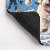 Maltezer hond rent in de sneeuw met kerstmuts muismat (Hoek)