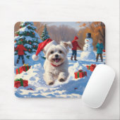 Maltezer hond rent in de sneeuw met kerstmuts muismat (Met muis)