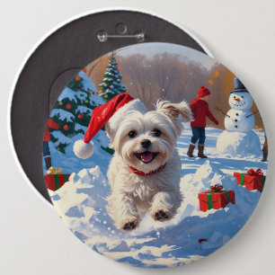 Maltezer hond rent in de sneeuw met kerstmuts ronde button 6,0 cm