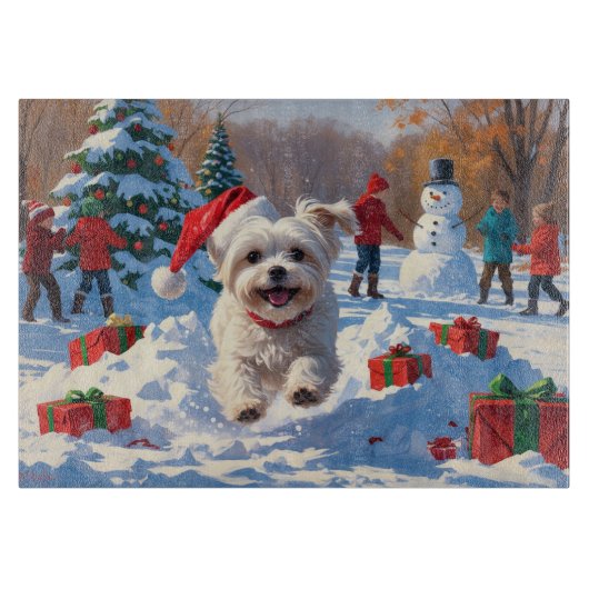 Maltezer hond rent in de sneeuw met kerstmuts snijplank (Voorkant)