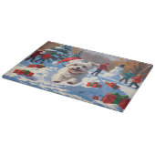 Maltezer hond rent in de sneeuw met kerstmuts snijplank (Hoek)