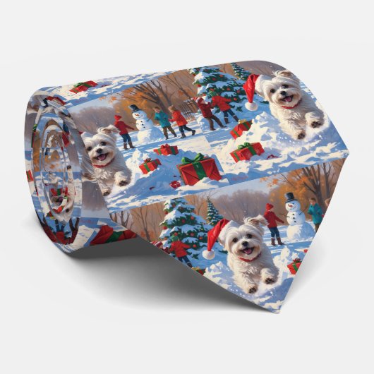 Maltezer hond rent in de sneeuw met kerstmuts stropdas (Opgerold)
