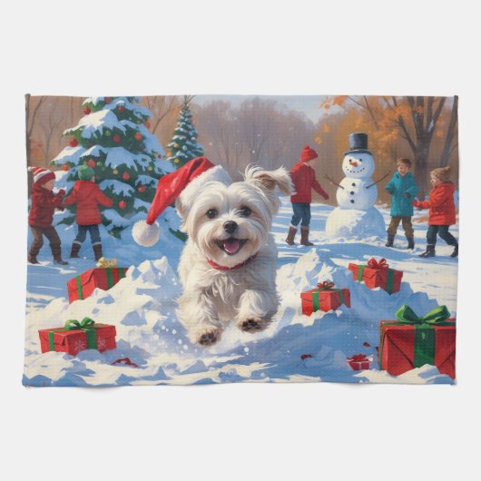 Maltezer hond rent in de sneeuw met kerstmuts theedoek (Horizontaal)