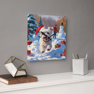 Maltezer hond rent in de sneeuw met kerstmuts vierkante klok