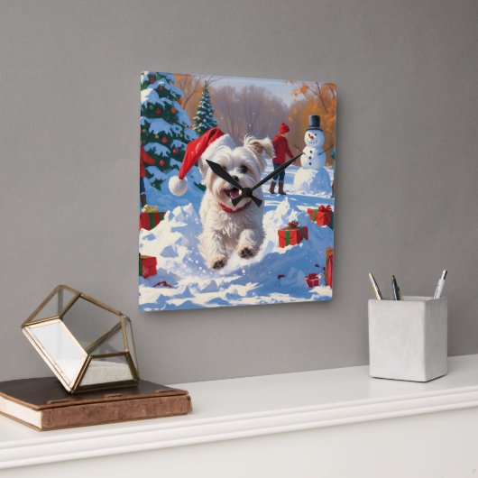 Maltezer hond rent in de sneeuw met kerstmuts vierkante klok (Kantoor)