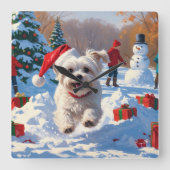 Maltezer hond rent in de sneeuw met kerstmuts vierkante klok (Voorkant)