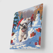 Maltezer hond rent in de sneeuw met kerstmuts vierkante klok (Hoek)